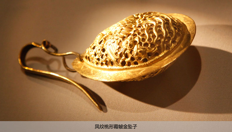 鳳紋桃形霞帔金墜子